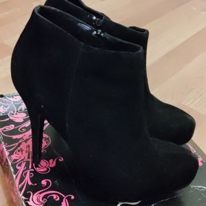 Velte black booties